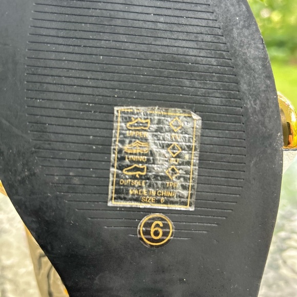 Azalea Wang White and Gold Sandals with Decorative gold Bow - Picture 4 of 4